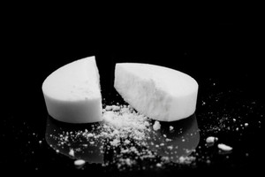 Es una medida preventiva para garantizar la seguridad y eficacia de los medicamentos.