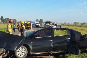 Así quedó uno de los vehículos que protagonizó el siniestro vial. La ruta se cortó durante unas horas.  Crédito: Red San Genaro