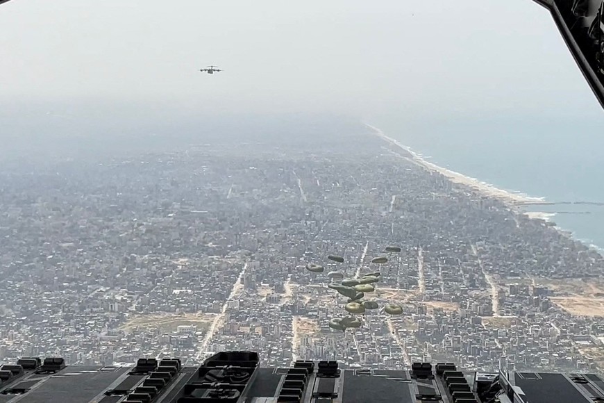 The Spanish Air Force drops humanitarian aid parcels over the Gaza Strip, March 27, 2024. Spanish Foreign Ministry/Handout via REUTERS ATTENTION EDITORS - THIS IMAGE WAS PROVIDED BY A THIRD PARTY.