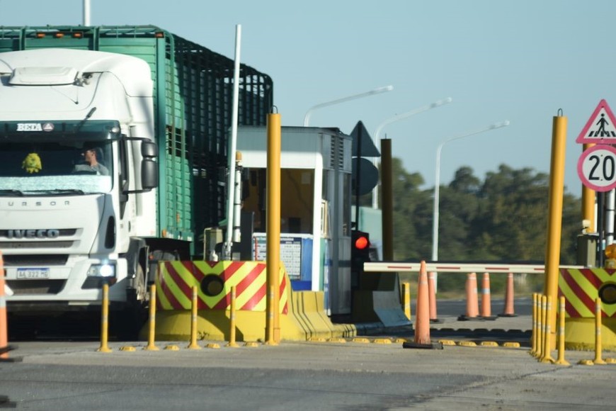 Los conductores deberán presentar el comprobante de la patente y demostrar que el vehículo está radicado en Santa Fe. Foto: Manuel Fabatía