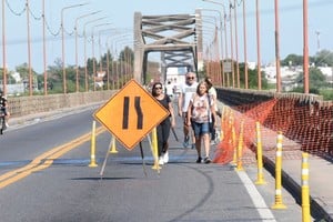 Peatones, bicicletas, motos y servicios de emergencia, los únicos autorizados a transitar por el Puente Carretero. Foto: Guillermo Di Salvatore