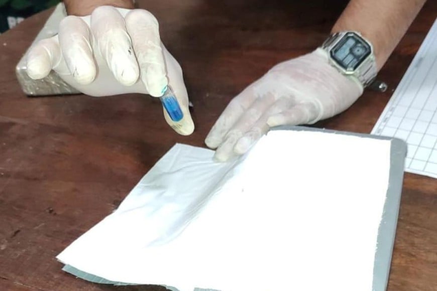 La prueba de campo arrojó un resultado positivo para cocaína, con un peso total de 20 kilos 883 gramos.