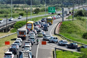 El caudal de vehículos que ingresan por autopista a Santa Fe se incrementará por la restricción del Puente Carretero. Crédito: Fernando Nicola