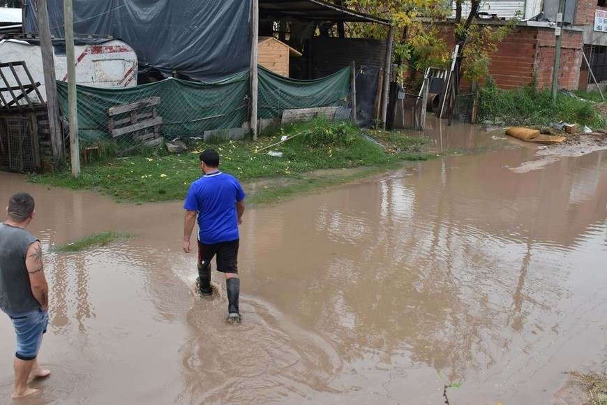 Las inundaciones, ya sea por crecidas de los ríos como por lluvias, ocurren como consecuencia del conflicto entre el desarrollo urbano y la dinámica de los sistemas hídricos de las regiones en donde se consolidan esas urbanizaciones. Foto: Manuel Fabatía / Archivo
