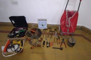 Fueron capturados cerca del cruce de la avenida Aristóbulo del Valle y la calle J. P. López, entre los barrios María Selva y Jardín Mayoraz.