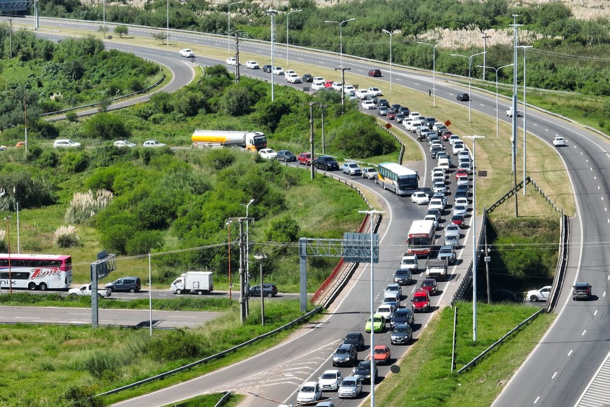 Se generaron importantes inconvenientes y hubo largas colas para ingresar a la ciudad de Santa Fe por autopista. Foto: Fernando Nicola