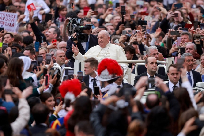 Pope Francis waves on the day of the Easter Mass, at St. Peter's Square at the Vatican, March 31, 2024. REUTERS/Yara Nardi