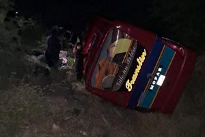 Un ómnibus de la empresa Transtin Dil Rey se desbarrancó 20 metros tras chocar con otro vehículo