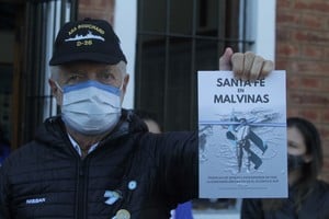 El registro gráfico es del 2 de abril de 2021, plena pandemia. Un veterano de Malvinas muestra la tapa del libro.