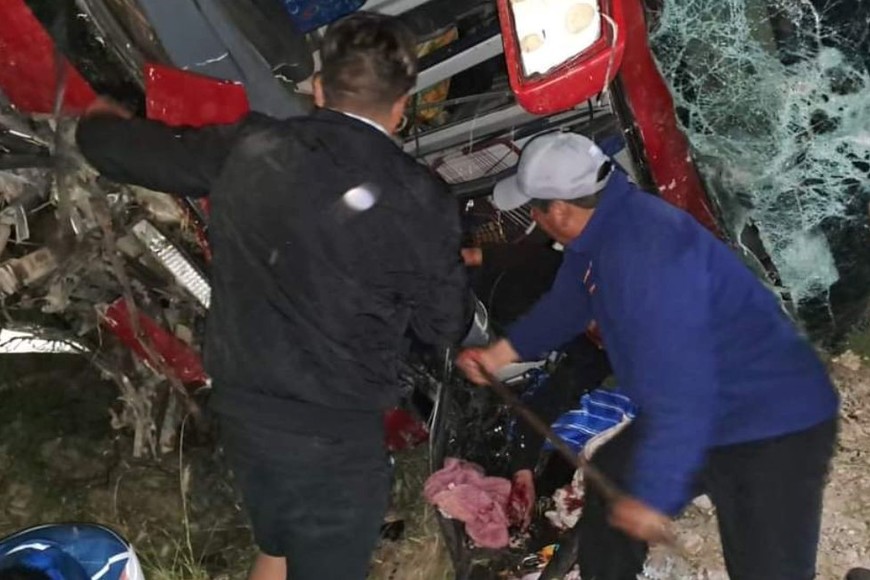 los equipos de rescate encontraron pasajeros atrapados dentro del autobús