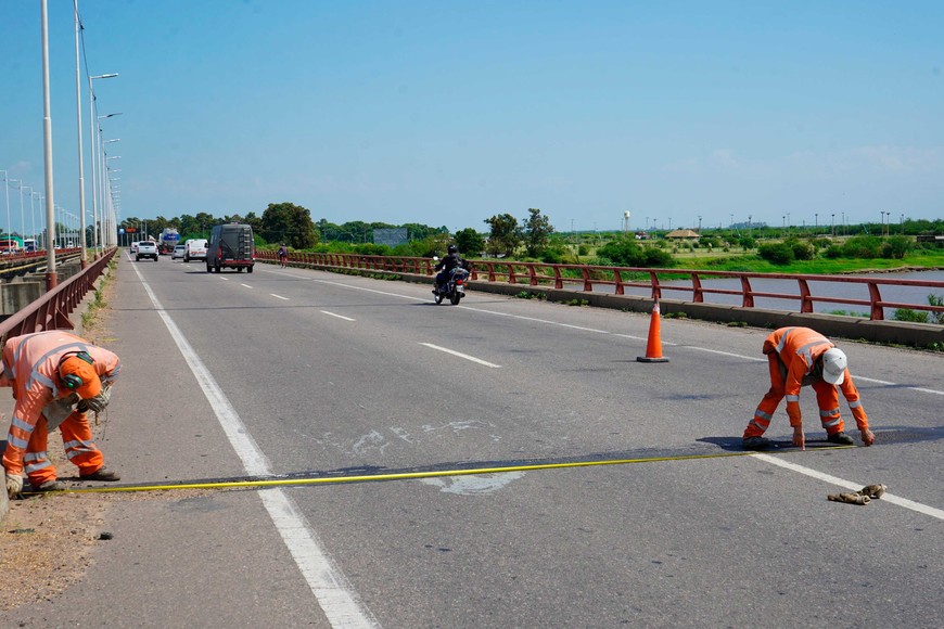Vialidad Provincial realiza tareas de mantenimiento en el puente de la autopista que cruza sobre el río Salado.