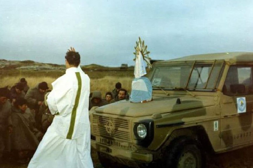 La imagen de la Virgen de Luján, conocida como "la Malvinera". Dio acompañamiento espiritual a los soldados argentinos durante la guerra.