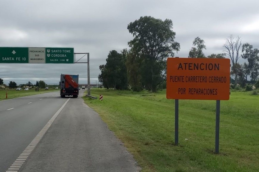 VN reemplazó y reforzó la cartelería indicativa del cierre al tránsito de Puente Carretero por reparaciones en los diversos accesos a Santo Tomé y Santa Fe. Foto: Prensa DNV