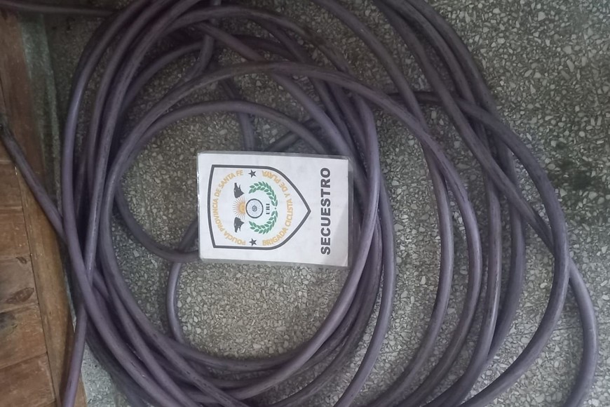UN rollo de cable negro fue hallado en poder del detenido el jueves por la tarde, en las inmediaciones del puente Oroño. Foto: Prensa Ministerio de Seguridad