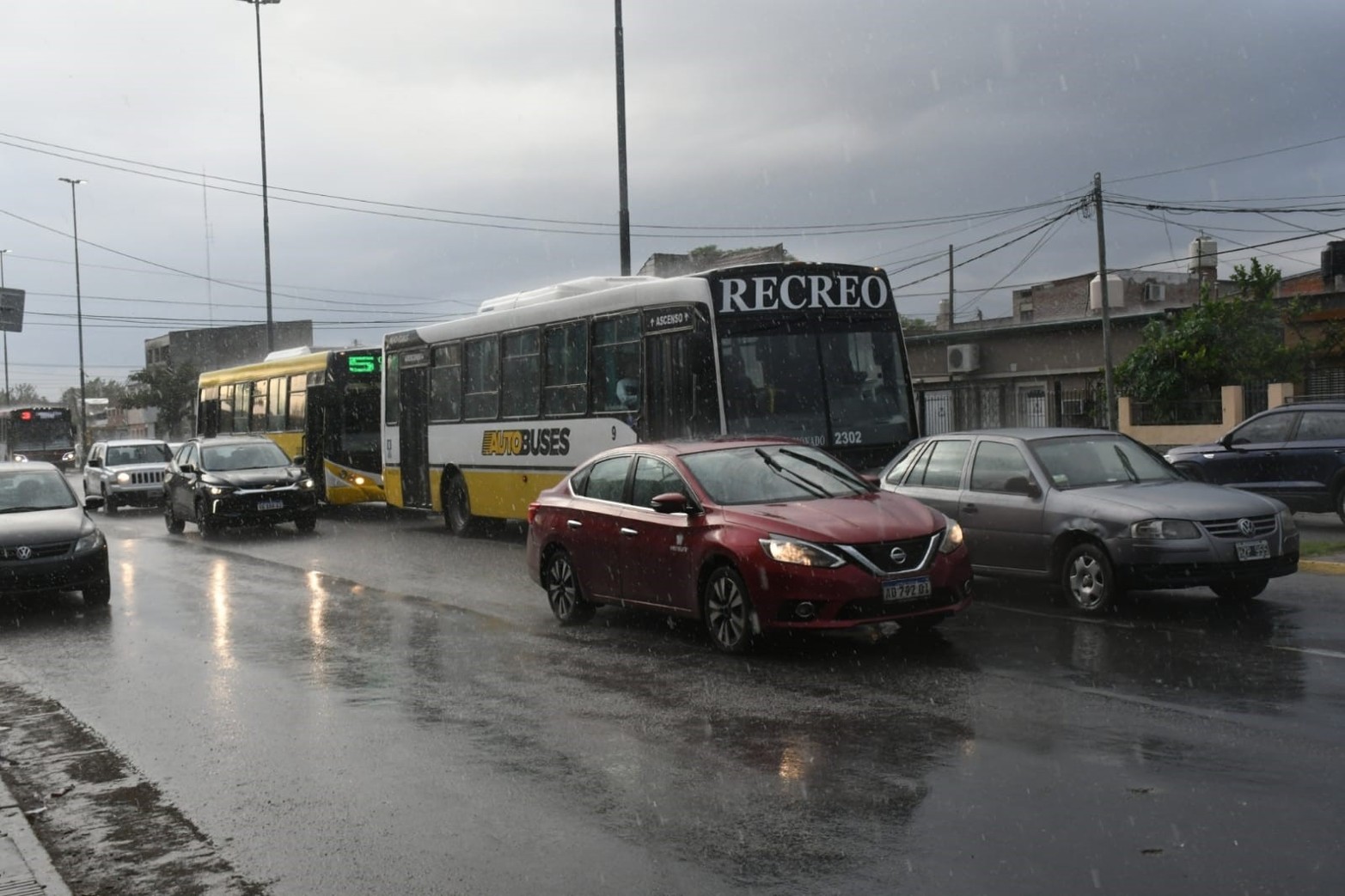 Las líneas de colectivos también son desviadas por Perón e Iturraspe.