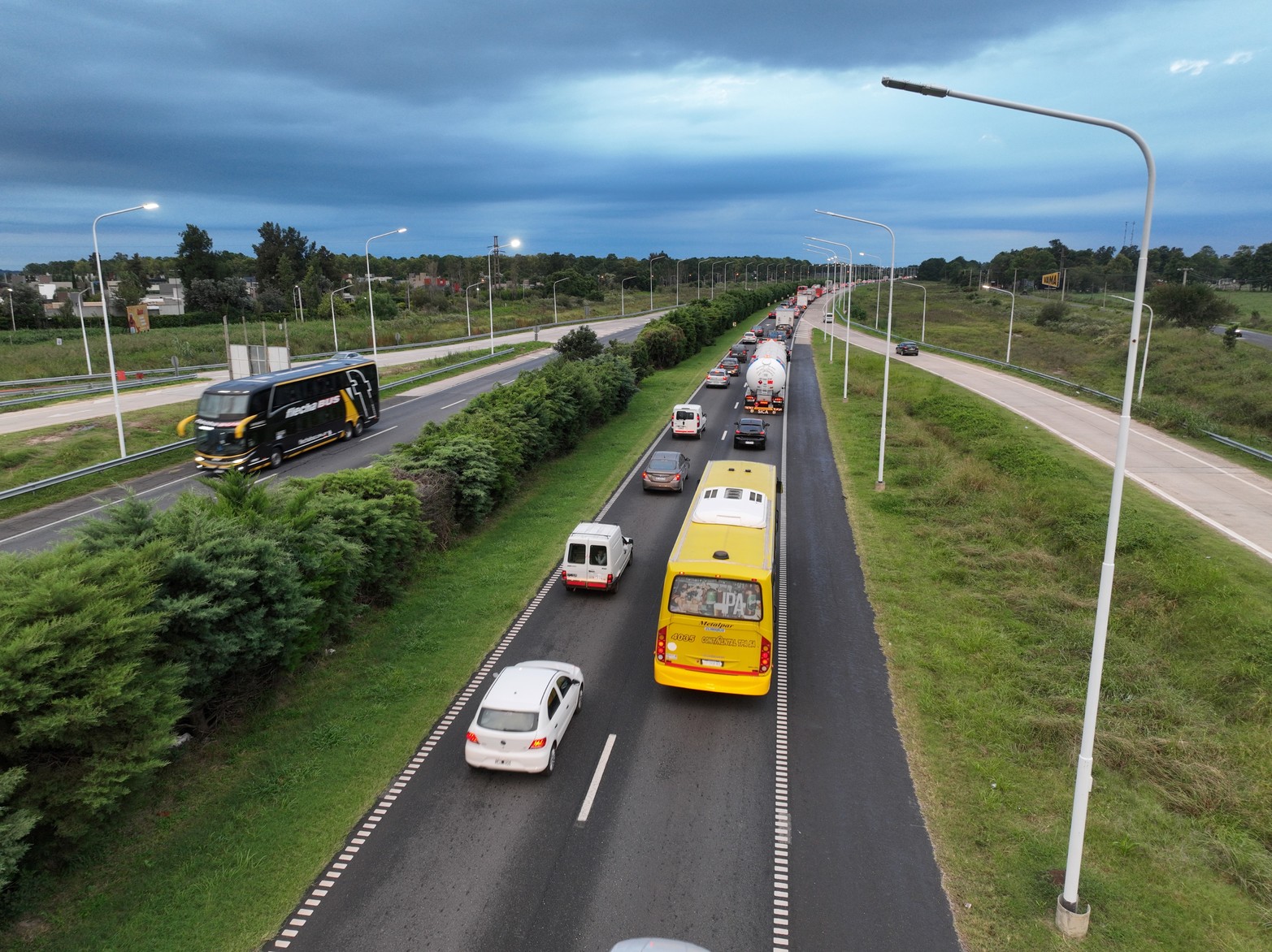 Así amaneció  hoy el ingreso oeste de la ciudad por la autopista Santa Fe Rosario.