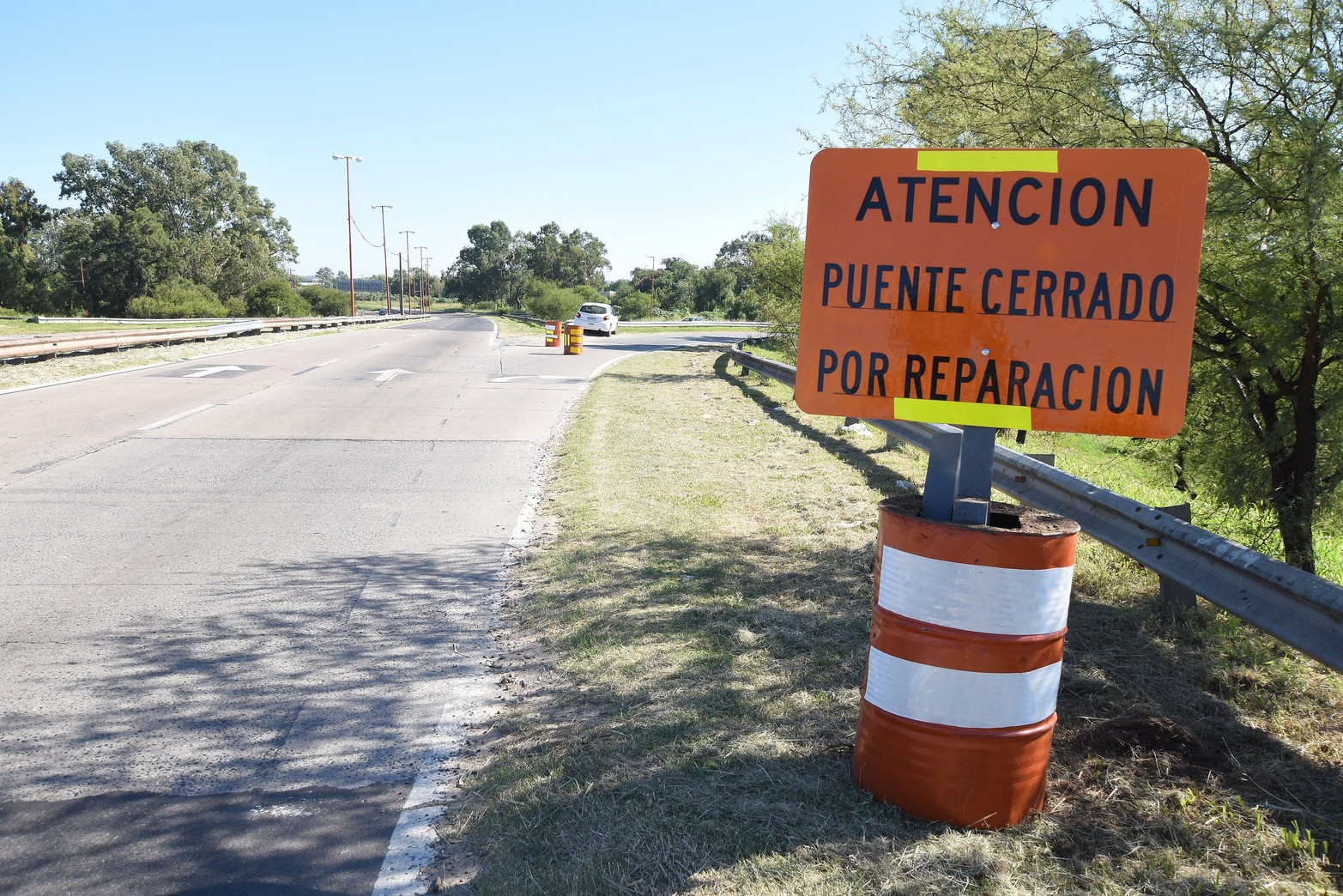 Cartelería. En el lado oeste hay carteles anunciando el cierre total. 