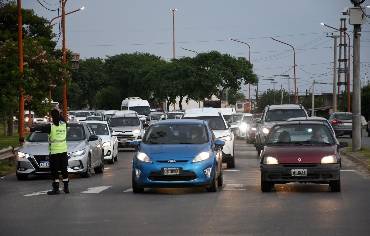 Inspectores de transito en las avenidas Perón e Iturraspe ordenan el numeroso caudal de vehículos que ingresan a la ciudad