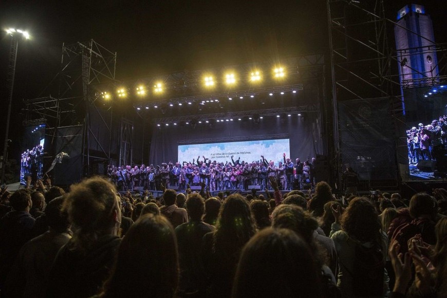 El público se fue renovando con el correr de las horas, aunque fueron muchos los que se quedaron “haciendo el aguante” a los veteranos, hasta cantar con ellos el himno nacional argentino.