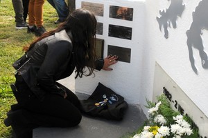 Gran emoción en Coronda, en la colocación de una placa para Guillermo González. Una de sus hijas contempla conmovida este momento. Crédito: Alfredo Luengo - Municipalidad de San Genaro - Portal de Medios