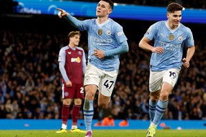 Soccer Football - Premier League - Manchester City v Aston Villa - Etihad Stadium, Manchester, Britain - April 3, 2024
Manchester City's Phil Foden celebrates scoring their third goal with Julian Alvarez Action Images via Reuters/Jason Cairnduff NO USE WITH UNAUTHORIZED AUDIO, VIDEO, DATA, FIXTURE LISTS, CLUB/LEAGUE LOGOS OR 'LIVE' SERVICES. ONLINE IN-MATCH USE LIMITED TO 45 IMAGES, NO VIDEO EMULATION. NO USE IN BETTING, GAMES OR SINGLE CLUB/LEAGUE/PLAYER PUBLICATIONS.