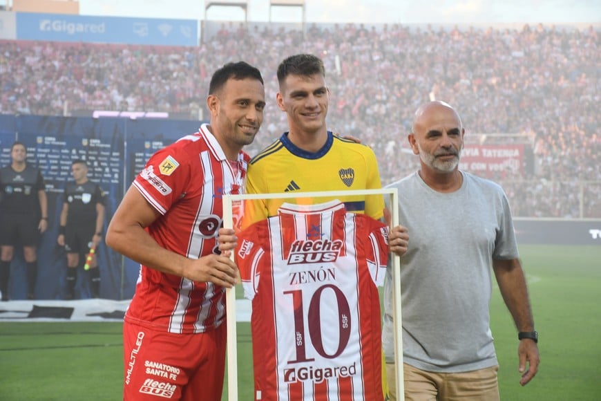 El capitán Claudio Corvalán y el dirigente Marcelo Piazza le entregaron, cuando Boca vino a jugar a Santa Fe, una camiseta en recordatorio y premio por su trayectoria en Unión, donde se ganó el cariño y admiración de todos. Crédito: Manuel Fabatía