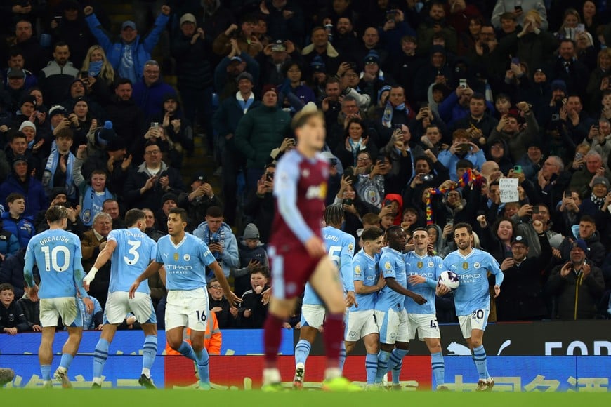 Soccer Football - Premier League - Manchester City v Aston Villa - Etihad Stadium, Manchester, Britain - April 3, 2024
Manchester City's Phil Foden celebrates scoring their fourth goal with teammates REUTERS/Molly Darlington NO USE WITH UNAUTHORIZED AUDIO, VIDEO, DATA, FIXTURE LISTS, CLUB/LEAGUE LOGOS OR 'LIVE' SERVICES. ONLINE IN-MATCH USE LIMITED TO 45 IMAGES, NO VIDEO EMULATION. NO USE IN BETTING, GAMES OR SINGLE CLUB/LEAGUE/PLAYER PUBLICATIONS.