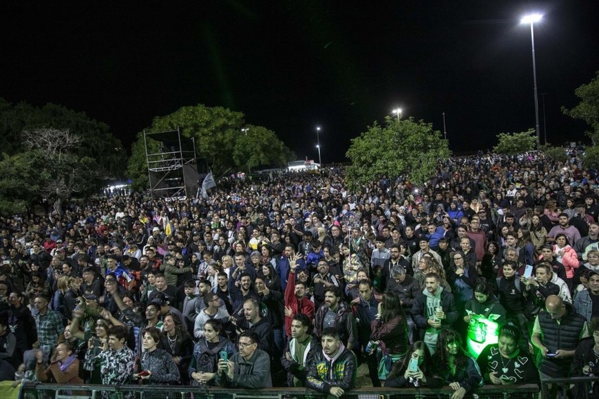 El público se fue renovando con el correr de las horas, aunque fueron muchos los que se quedaron “haciendo el aguante” a los veteranos, hasta cantar con ellos el himno nacional argentino.