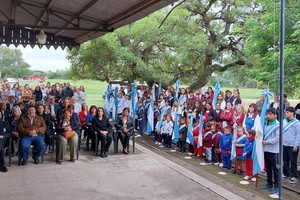 Seguidamente, los excombatientes Martínez y Oliva, junto a familiares del soldado Alcides Gómez, acompañados por la presidente del CM, Nancy Senn, depositaron una ofrenda al pie de las placas que recuerdan a los verenses que participaron en la guerra.