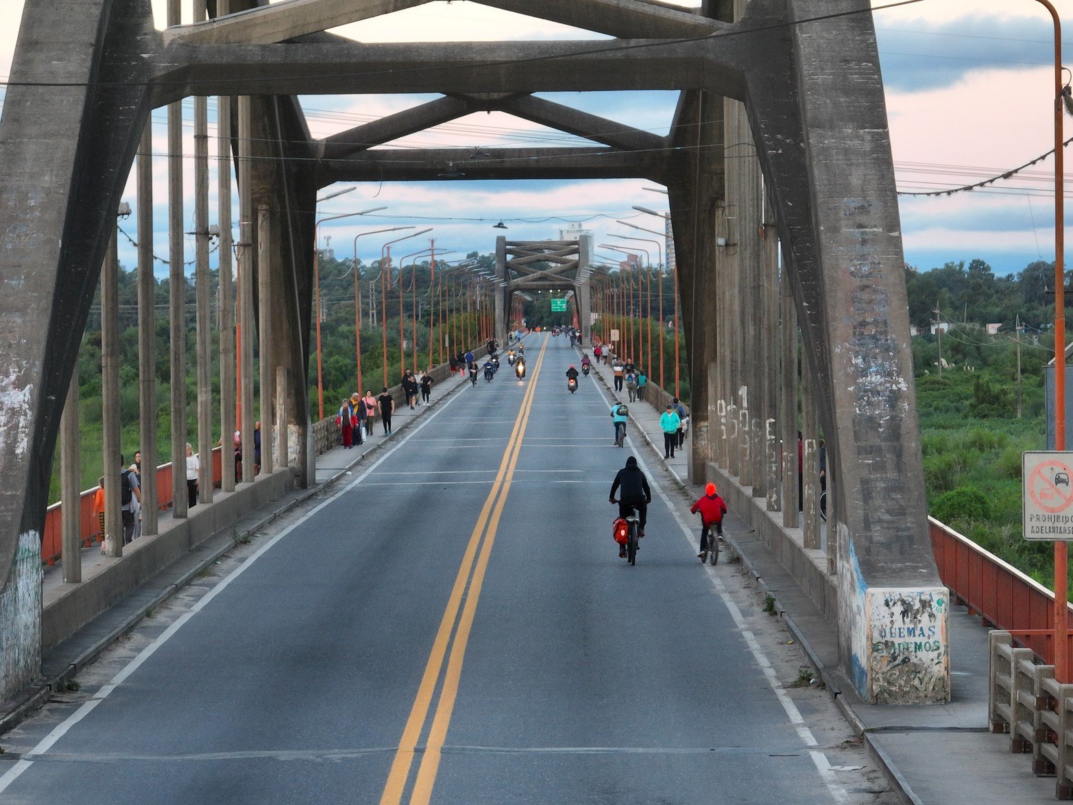 Algunos optan por caminar y tomarse el colectivo en barrio Centenario.