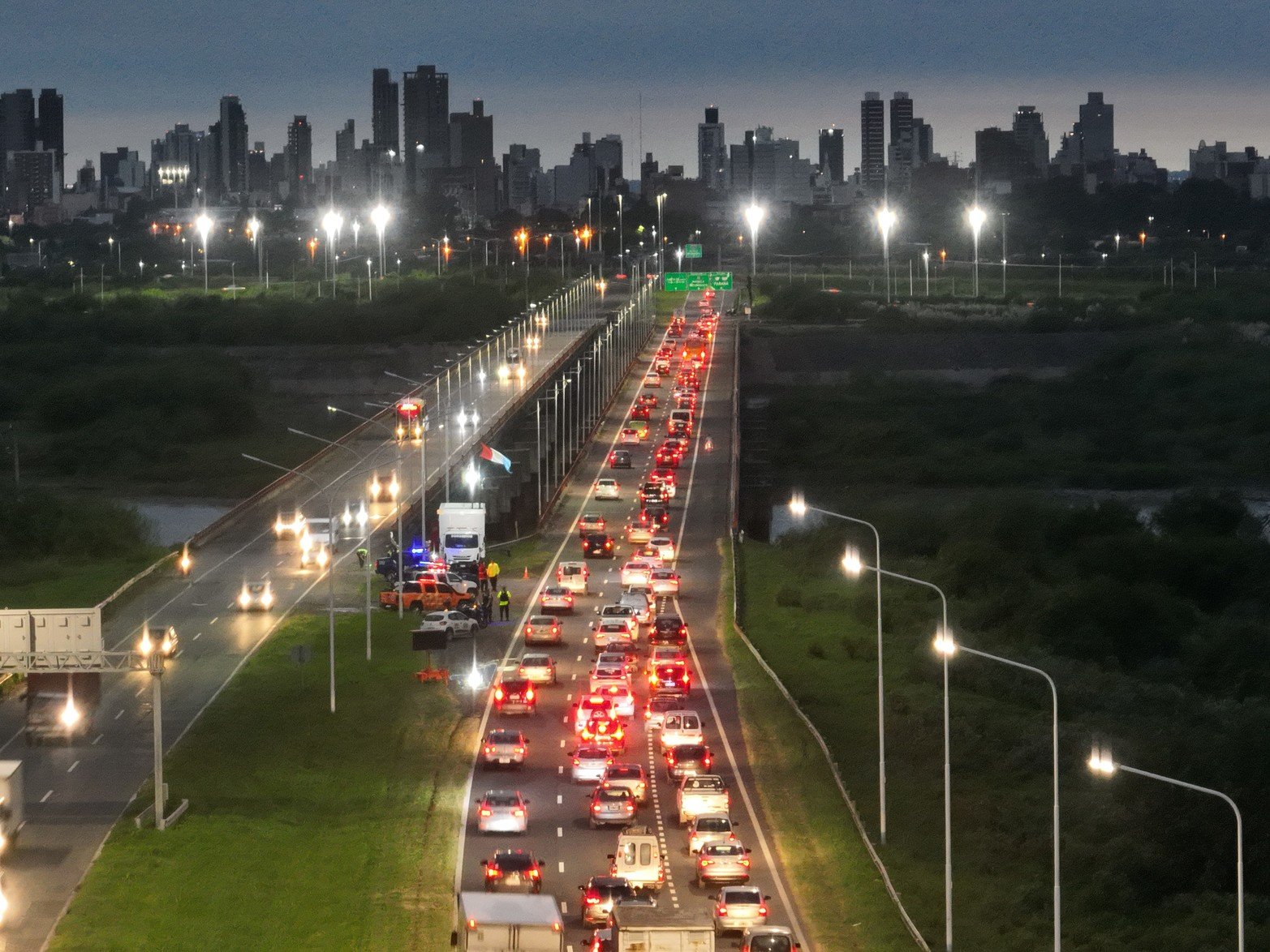 Así amaneció  hoy el ingreso oeste de la ciudad por la autopista Santa Fe Rosario.