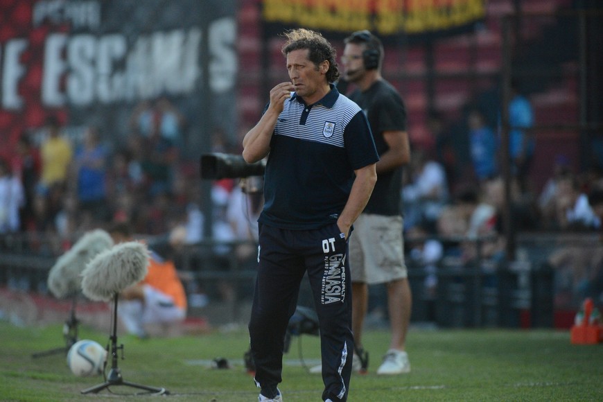 Pedro Troglio, en una de las tantas oportunidades que le tocó dirigir -y también jugar- en Santa Fe. Crédito: Luis Cetraro