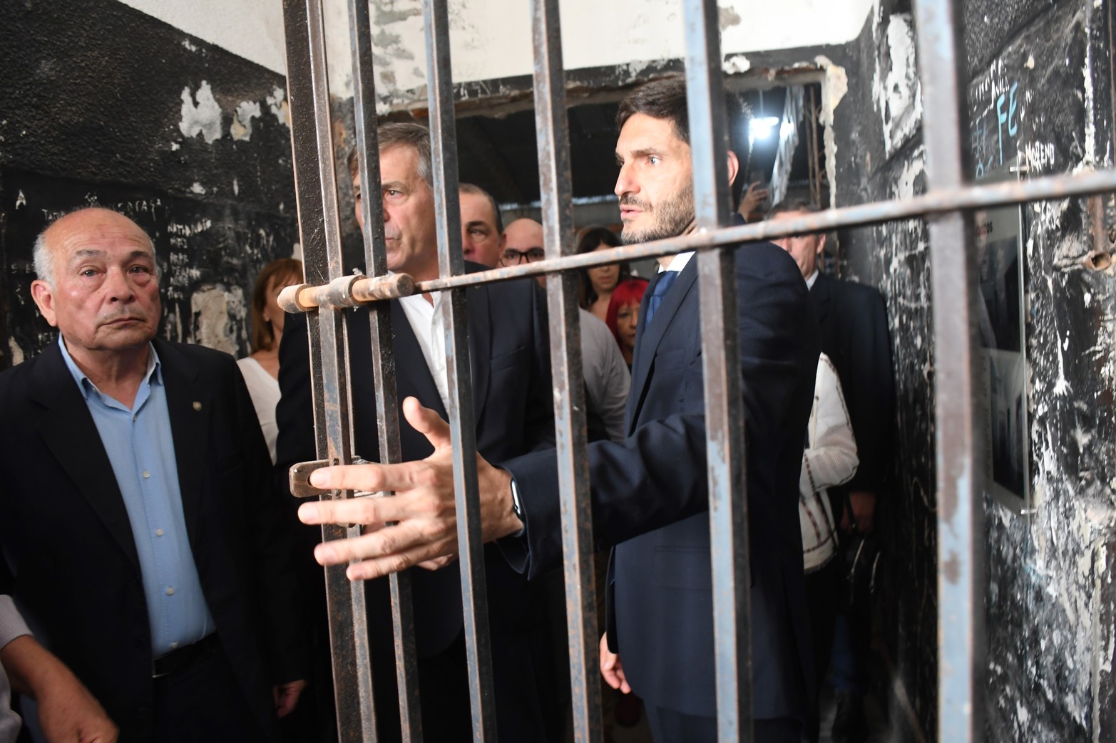 El gobernador Maximiliano Pullaro visita el espacio para la Memoria ubicado en Zavalla y Tucumán. Allí funcionó un centro clandestino de detención de ciudadanos.