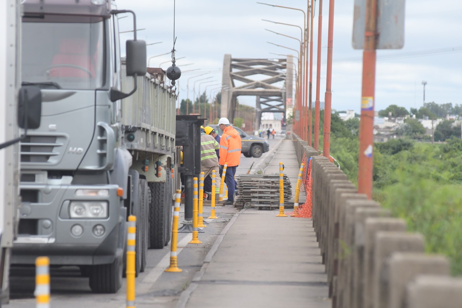 Comienzan los trabajos de armado y colocación del puente Bailey en el Carretero
