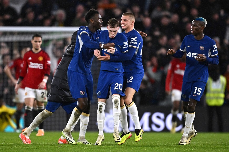 Soccer Football - Premier League - Chelsea v Manchester United - Stamford Bridge, London, Britain - April 4, 2024
Chelsea's Cole Palmer celebrates scoring their fourth goal with Benoit Badiashile and Alfie Gilchrist REUTERS/Dylan Martinez NO USE WITH UNAUTHORIZED AUDIO, VIDEO, DATA, FIXTURE LISTS, CLUB/LEAGUE LOGOS OR 'LIVE' SERVICES. ONLINE IN-MATCH USE LIMITED TO 45 IMAGES, NO VIDEO EMULATION. NO USE IN BETTING, GAMES OR SINGLE CLUB/LEAGUE/PLAYER PUBLICATIONS.