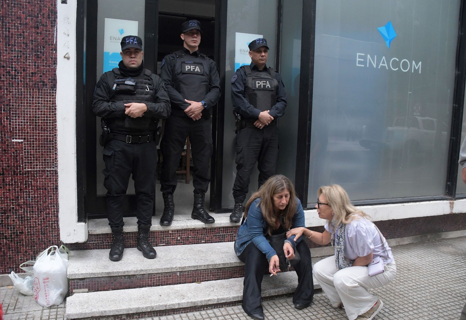 Cierre del ENACON. La sede ubicada en calle Mendoza 2444 presentaba un triste panorama cuando la policía Federal custodiaba la puerta par que el personal no ingresara. 