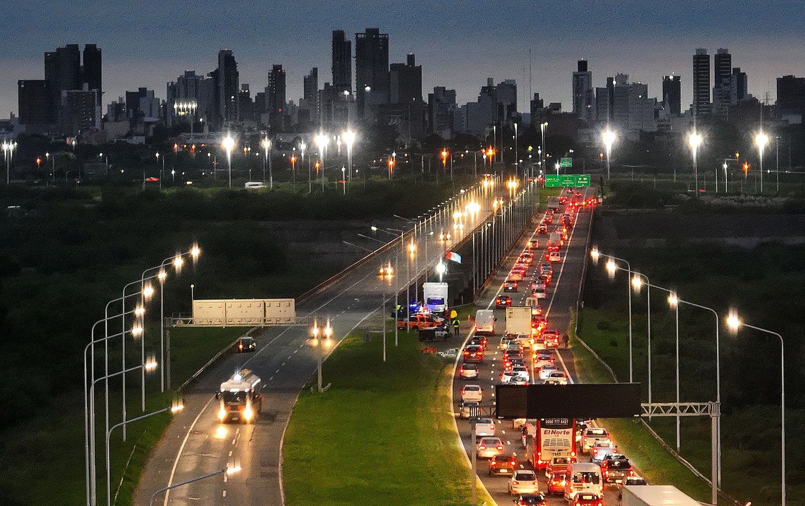 Una foto que se volverá a repetir. Se estima que el corte del puente carretero demorara por lo menos tres meses. 
