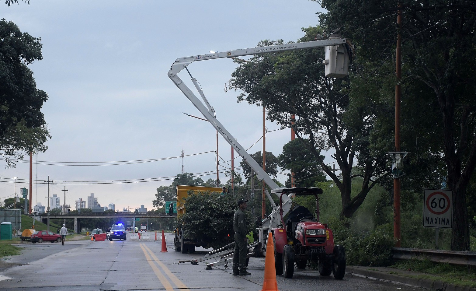 Poda y colocación de luces. El ingreso a la ciudad de Santa Fe desde Santo Tome sumo una historia mas. Ahora empezaron a iluminar y cortar ramas. Por años el sector estuvo con pastizales y luces apagadas. 