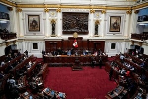 Miembros del Congreso de Perú discuten una moción para destituir a la presidenta Dina Boluarte tras una investigación sobre la posesión de relojes Rolex, un brazalete Cartier y dinero en efectivo. Foto: NA/REUTERS/Angela Ponce
