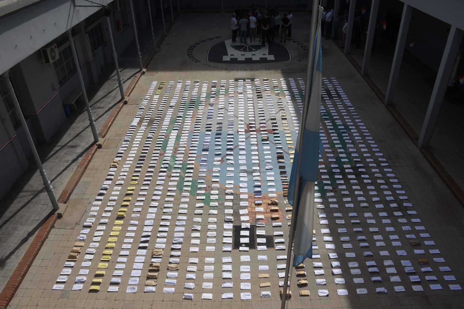 1800 celulares. El gobierno presentó la cantidad de celulares que incautaron desde el 10 de diciembre de 2024.