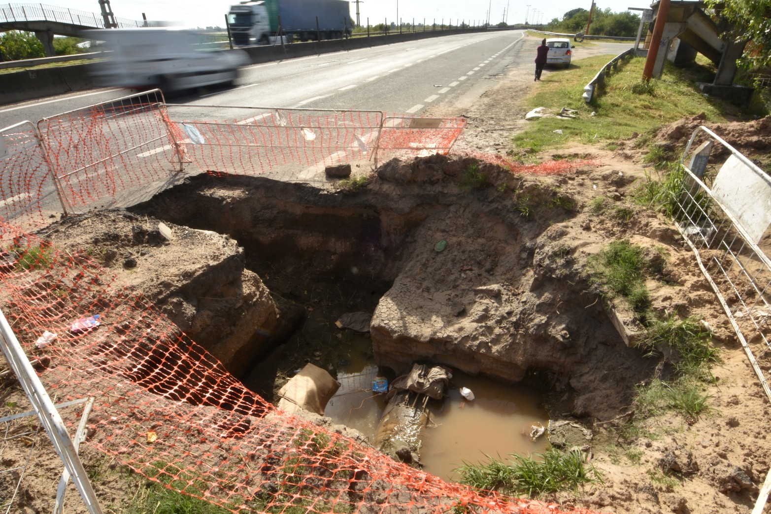 Un pozo peligroso. En la autovía 168 mano hacia Paraná, a la altura de la Bajada Distefano, un caño que abastece de agua cruda hacia la planta potabilizadora se rompió. Lleva mas de un mes. 