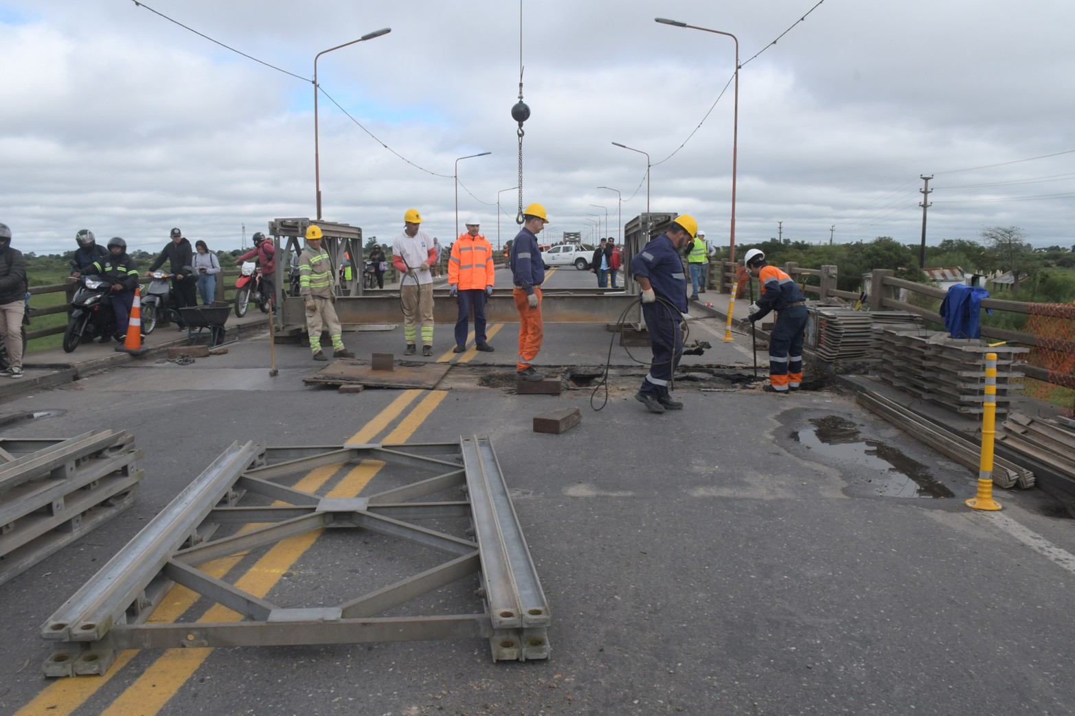 Comienzan los trabajos de armado y colocación del puente Bailey en el Carretero