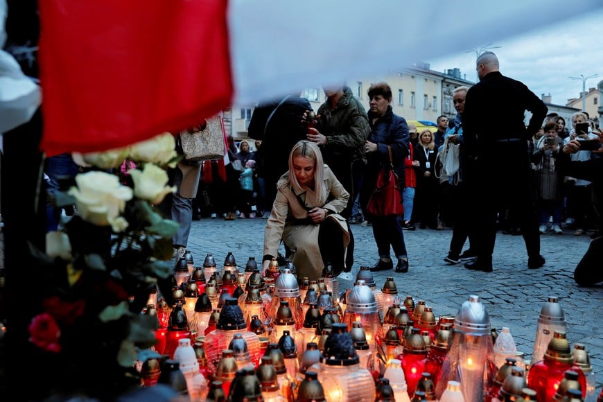 Mourners gather to hold a vigil for the Polish aid worker Damian Sobol who was killed by the Israeli army in Gaza, among seven people working for the charity World Central Kitchen (WCK) who were killed in an Israeli airstrike, in Przemysl, Poland, April 4, 2024. Patryk Ogorzalek/ Agencja Wyborcza.pl via REUTERS ATTENTION EDITORS - THIS IMAGE WAS PROVIDED BY A THIRD PARTY. POLAND OUT. NO COMMERCIAL OR EDITORIAL SALES IN POLAND.