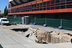 El hundimiento frente al Club Unión aún aguarda su reparación.