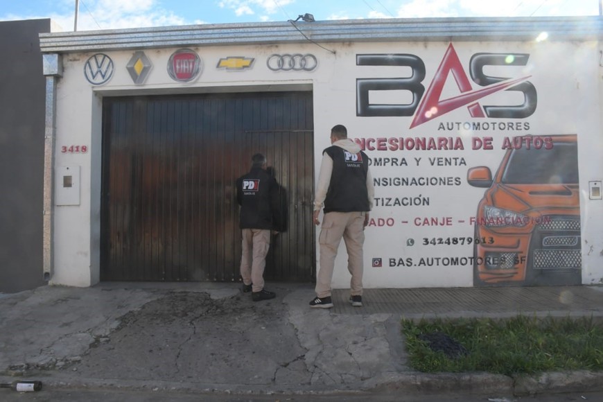 El momento en que agentes de la PDI allanan un inmueble en Juan del Campillo 3400. Crédito: Guillermo Di Salvatore