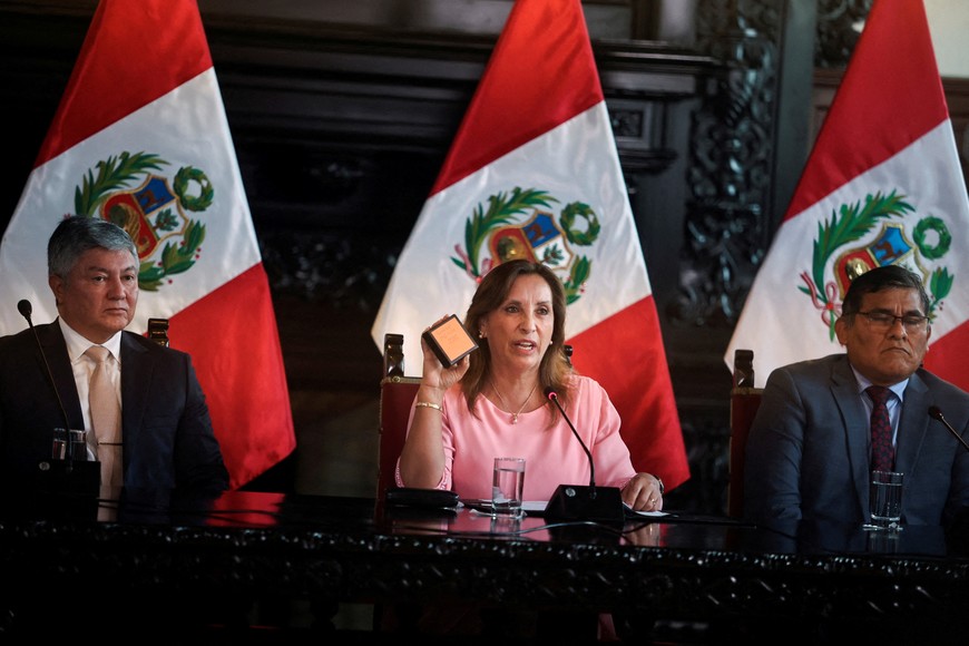 Peru's President Dina Boluarte attends a press conference at the government palace accompanied by her lawyers Mateo Castaneda and Eduardo Barriga, after her statement to the prosecutor's office hearing on an investigation for the possession of expensive jewellery, including Rolex watches and a Cartier bracelet, in Lima, Peru April 5, 2024. REUTERS/Sebastian Castaneda