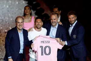 Messi, el día de la presentación en Inter Miami junto a los dueños de la franquicia Jorge y José Mas y David Beckham. Crédito: Reuters.