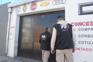 El momento en que agentes de la PDI allanan un inmueble en Juan del Campillo 3400. Crédito: Guillermo Di Salvatore