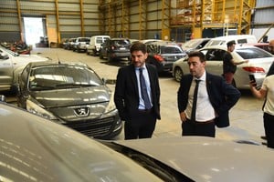 El gobernador de la provincia de Santa Fe, Maximiliano Pullaro, durante una recorrida en un depósito de bienes el pasado 28 de diciembre de 2023.