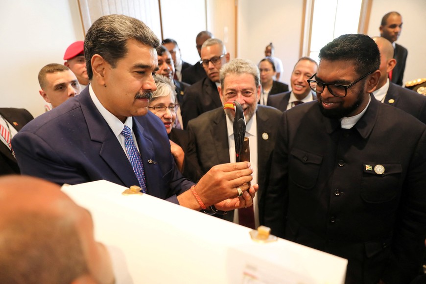 Nicolás Maduro e Irfaan Ali en la cumbre de la CELAC el 1 de marzo de 2024 en San Vicente y las Granadinas. Crédito: Palacio de Miraflores
